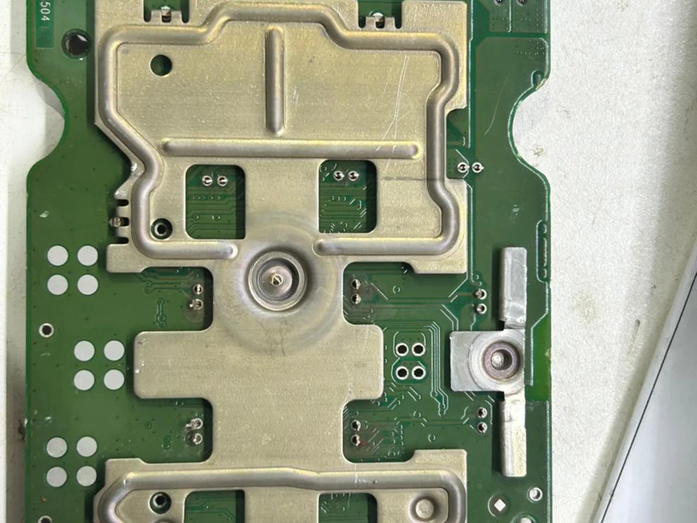Face posterior da placa do módulo ABS, com o dissipador de alumínio e os pontos de fixação